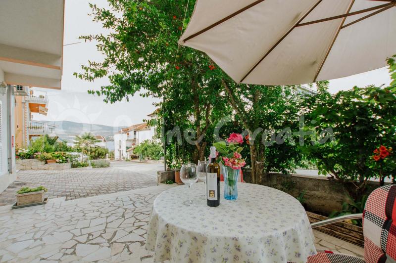 Studio Vrlika (Holiday Rentals Croatia  Trogir and Split area / Arbanija)