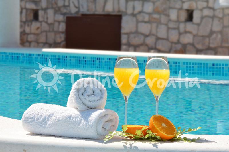 Apartment Ksenija 4 (Holiday Rentals Croatia  Trogir and Split area / Okrug gornji)