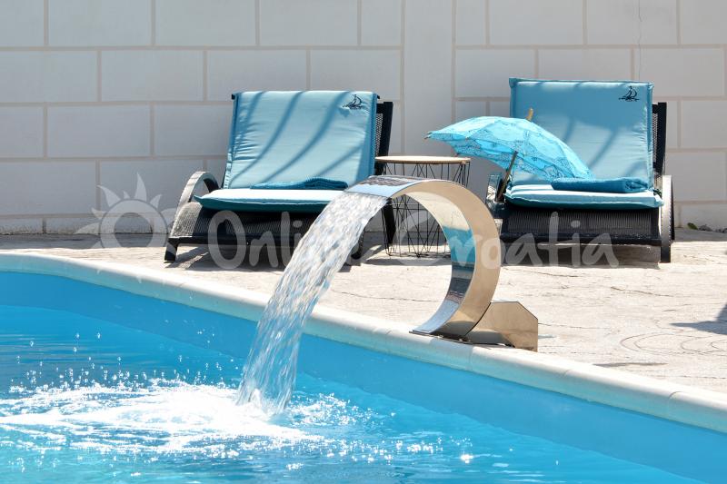 Apartment Villa Bambola with private pool (Seget Donji)