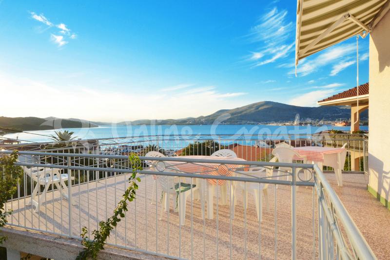 Appartement Okrug (Ferienwohnungen Kroatien  > Riviera von Trogir und Split > Okrug Gornji)